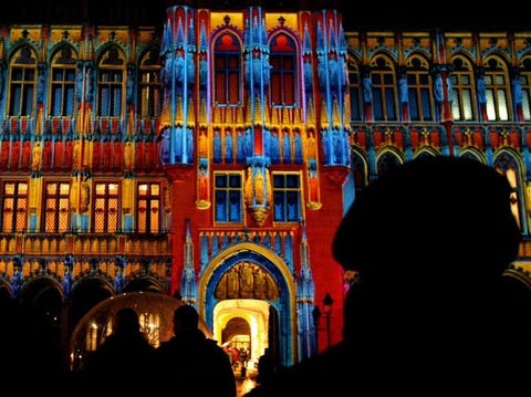 Tijdens Plaisirs dHiver verheffen groots versierde gebouwen en muziek via luidsprekers de geest in de historische Grand Place Tijdens de kerstmarkt 25 november tot 11 januari serveren 240 dorpshuizen Belgische wafels en kegelvormige chocolade