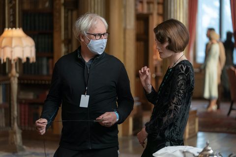 director simon curtis and actor michelle dockery on the set of downton abbey a new era, a focus features release  credit ben blackall  © 2022 focus features llc