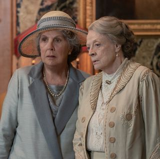 penelope wilton stars as isobel merton and maggie smith as violet grantham in downton abbey a new era, a focus features release  credit ben blackall  ©2022 focus features llc