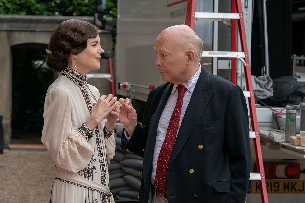 4178d04500126rcactor elizabeth mcgovern and screenwriter julian fellowes on the set of downton abbey a new era, a focus features release  credit ben blackall  © 2022 focus features llc