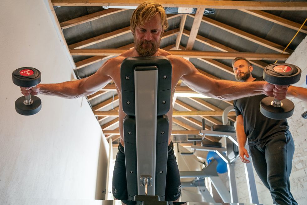4179ppd00100514ractor alexander skarsgård and trainernutritionist magnus lygdback on the set of robert eggers viking epic, the northman, a focus features release  credit aidan monaghan  © 2022 focus features, llc