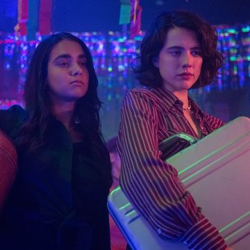 l to r geraldine viswanathan as marian and margaret qualley as jamie in director ethan coens drive away dolls a focus features release credit wilson webb working title focus features