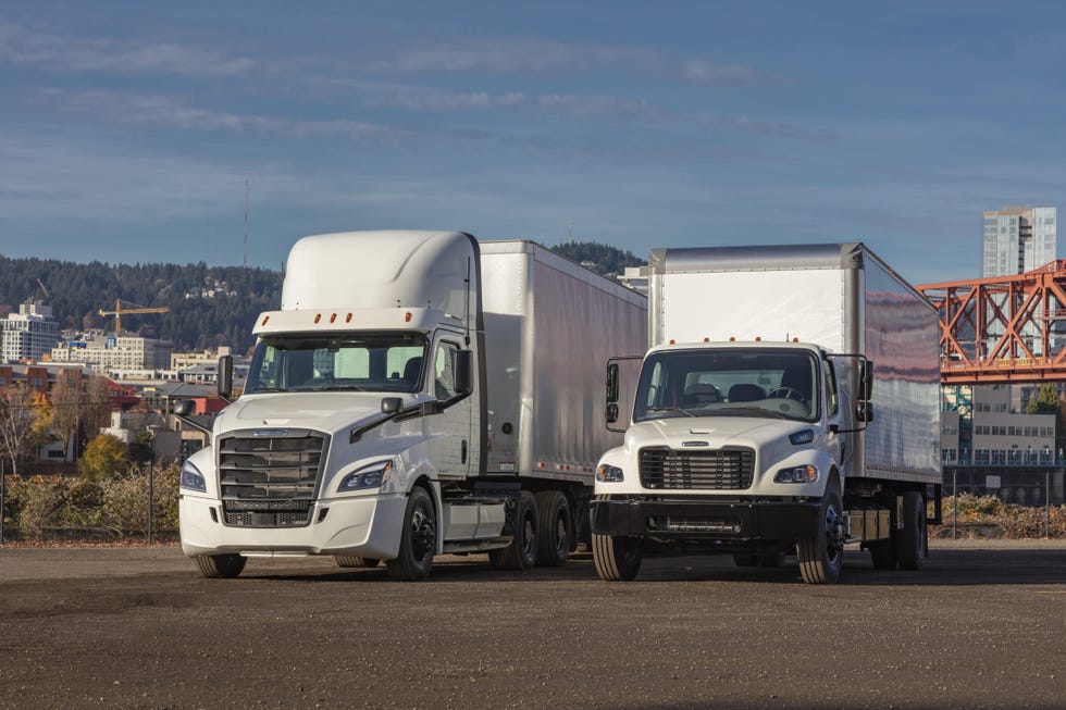 MONSTER ENERGY - FREIGHTLINER BIG RIG TRUCK (18 WHEELER)