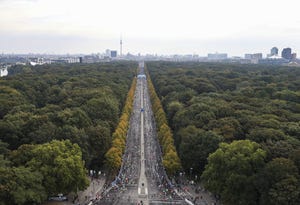 berlin, germany september 25 the 48th bmw berlin marathon held in berlin, germany on september 25, 2022 kenyan athlete eliud kipchoge broke the world record with a time of 020109 photo by abdulhamid hosbasanadolu agency via getty images