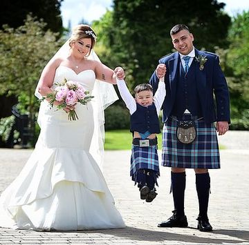スコットランドに暮らすナタリー・サンダースさんは、2019年10月に乳がんと診断され、翌年には余命1年という宣告を受けました。残された時間を、家族との思い出作りに捧げたい…そう思った彼女は、息子の心に美しい記憶を残すため、パートナーのイドリースさんと結婚式を挙げることを決意します。