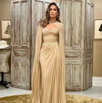 jennifer lopez channels this iconic maid in manhattan look