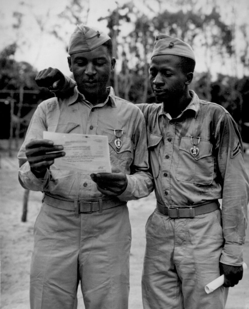 Sergeant Timerlate Kirven en korporaal Samuel J Love sr ontvangen een Purple Heart voor hun inzet tijdens de Slag om Saipan tijdens de Tweede Wereldoorlog