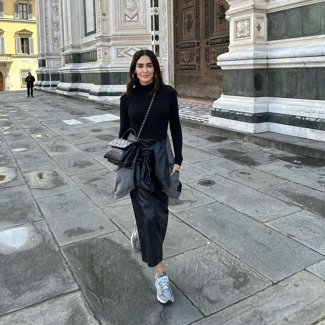 Vicky Martin Berrocal con New Balance grises y falda midi de cuero que estiliza para entretiempo