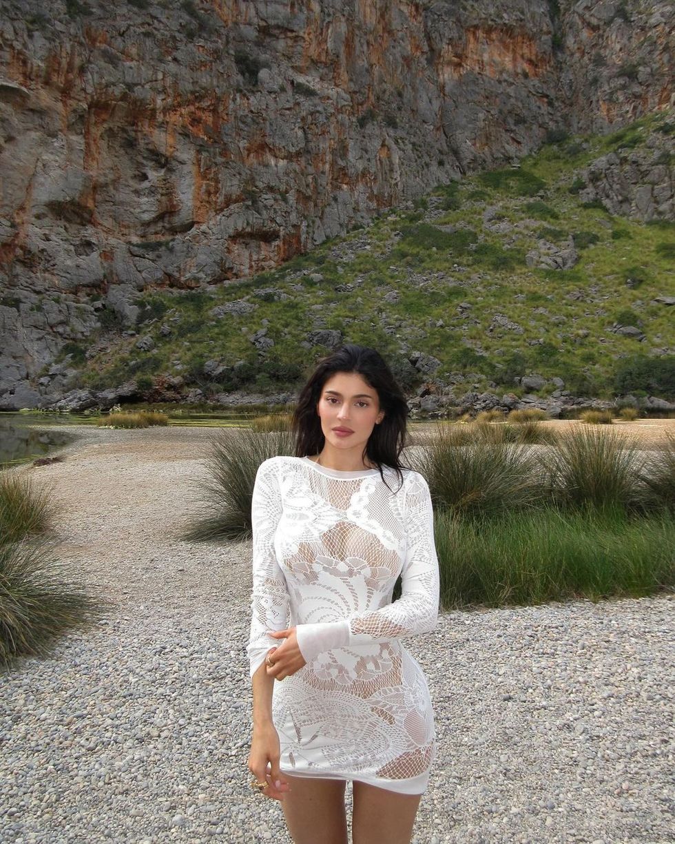 Kylie Jenner adopta el estilo navideño con un minivestido de crochet blanco