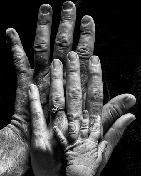 Als voormalige globetrotter en kersverse vader begint de betekenis van woorden als thuis gezin en liefde een diepere betekenis te krijgen schrijft fotograaf Michael Christopher Brown