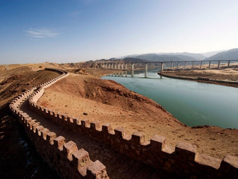 Bij de stad Zhongwei in de Chinese provincie Ningxia lopen de Chinese Muur  een Unescowerelderfgoed  en de Gele Rivier door de Tenggerwoestijn in het district Shapotou