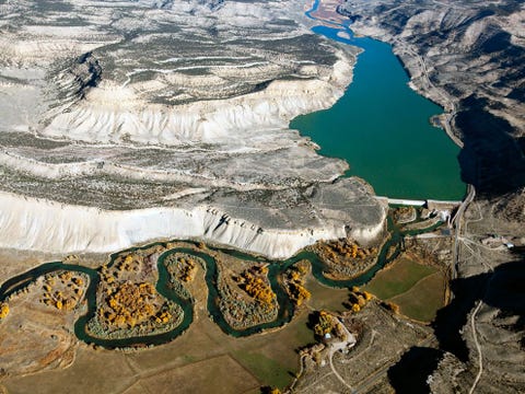 Luchtfoto van een stuwmeer in de Colorado en akkers bij Meeker