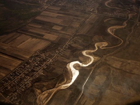 De rivier de Syr Darja in de buurt van Tasjkent Deze rivier voedt het Noordelijke Aralmeer dat sterk in omvang is toegenomen na de bouw van een stuwdam tussen het noordelijke gedeelte van het meer in Kazachstan en het zuidelijke gedeelte in Oezbekistan