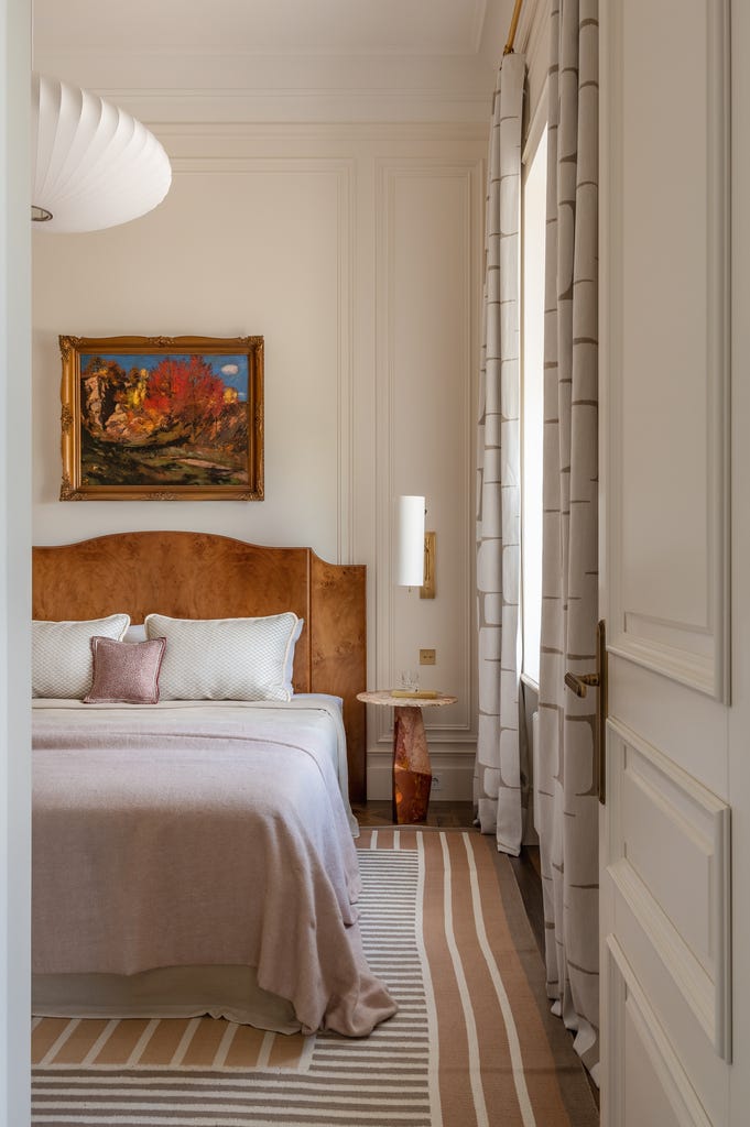 un apartamento de techos altos que combina historia, diseno, arte y funcionalidad