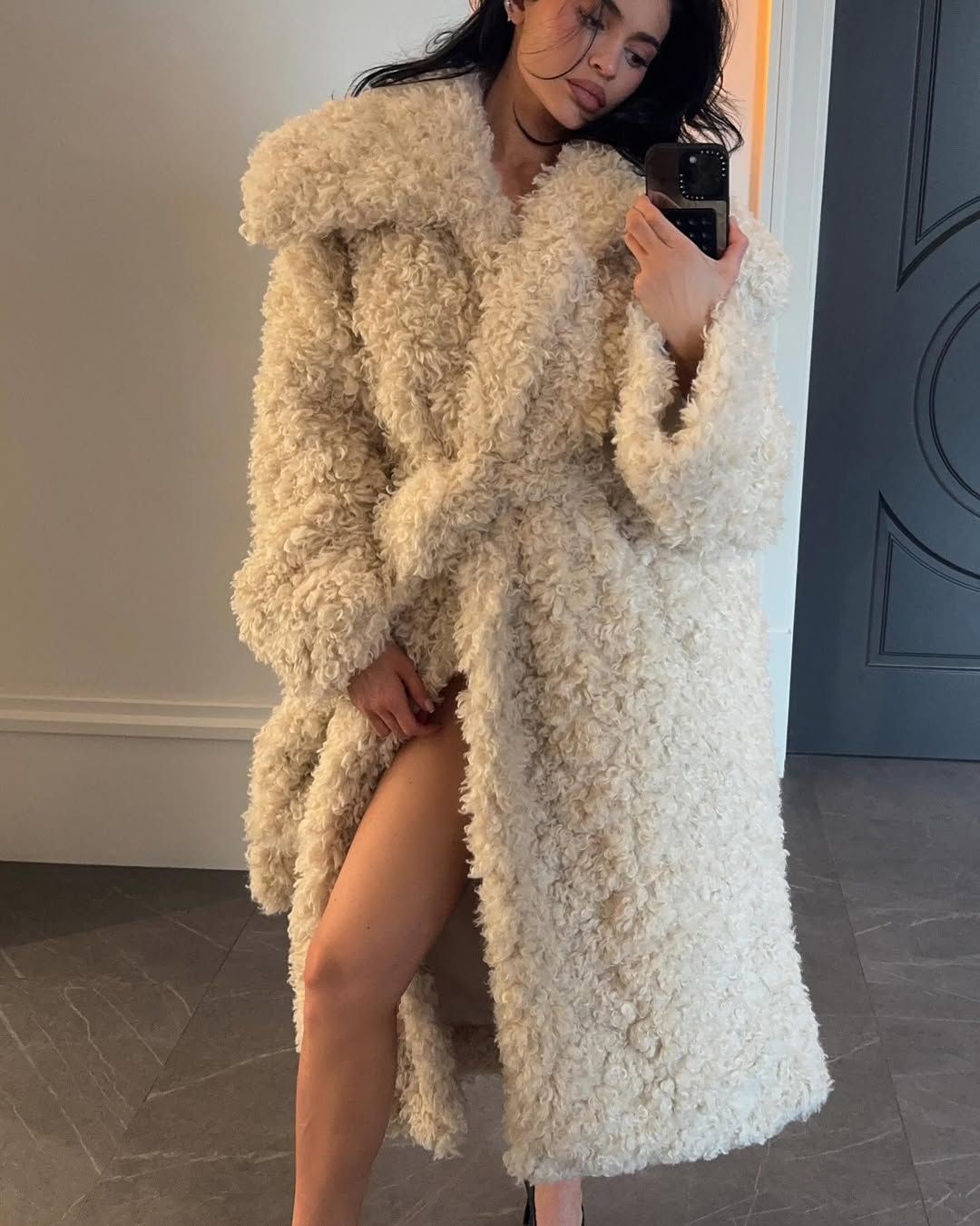 KYLIE VEGAN FUR COAT  ゴージャスなＪＫ Kylie and Kris Jenner Twin in Fabulously Fluffy Shearling Coats