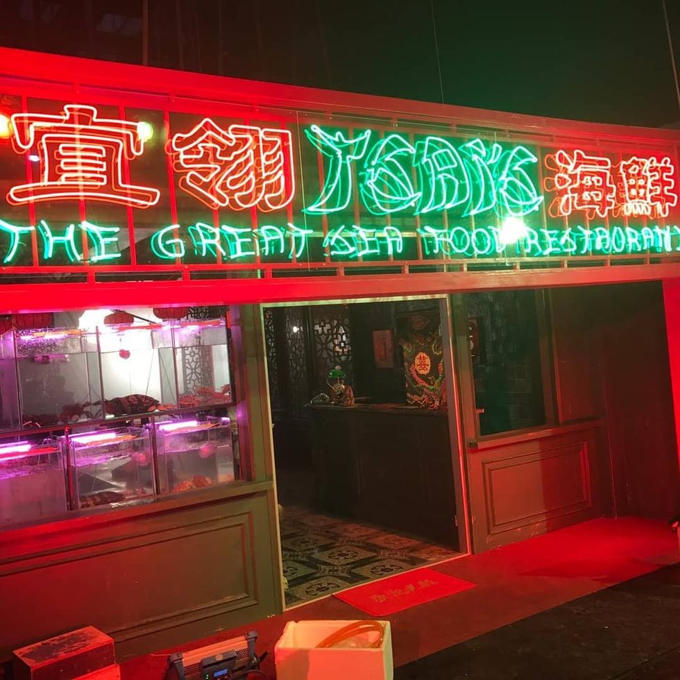 Neon, Neon sign, Electronic signage, Chinese restaurant, Restaurant, Building, Signage, 