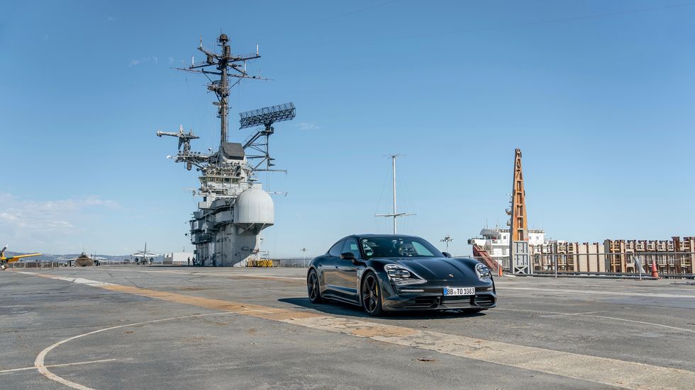 Porsche Taycan en el USS Hornet