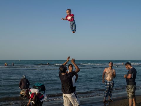Na een paar moeilijke jaren geniet dit gezin van een reisje naar de Kaspische Zee Noot van de redactie de baby landde veilig in de handen van zijn vader