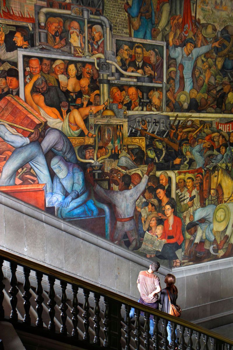 Kunstliefhebbers komen in de stad aan hun trekken in Palacio Nacional met een muurschildering van Frida Kahlo