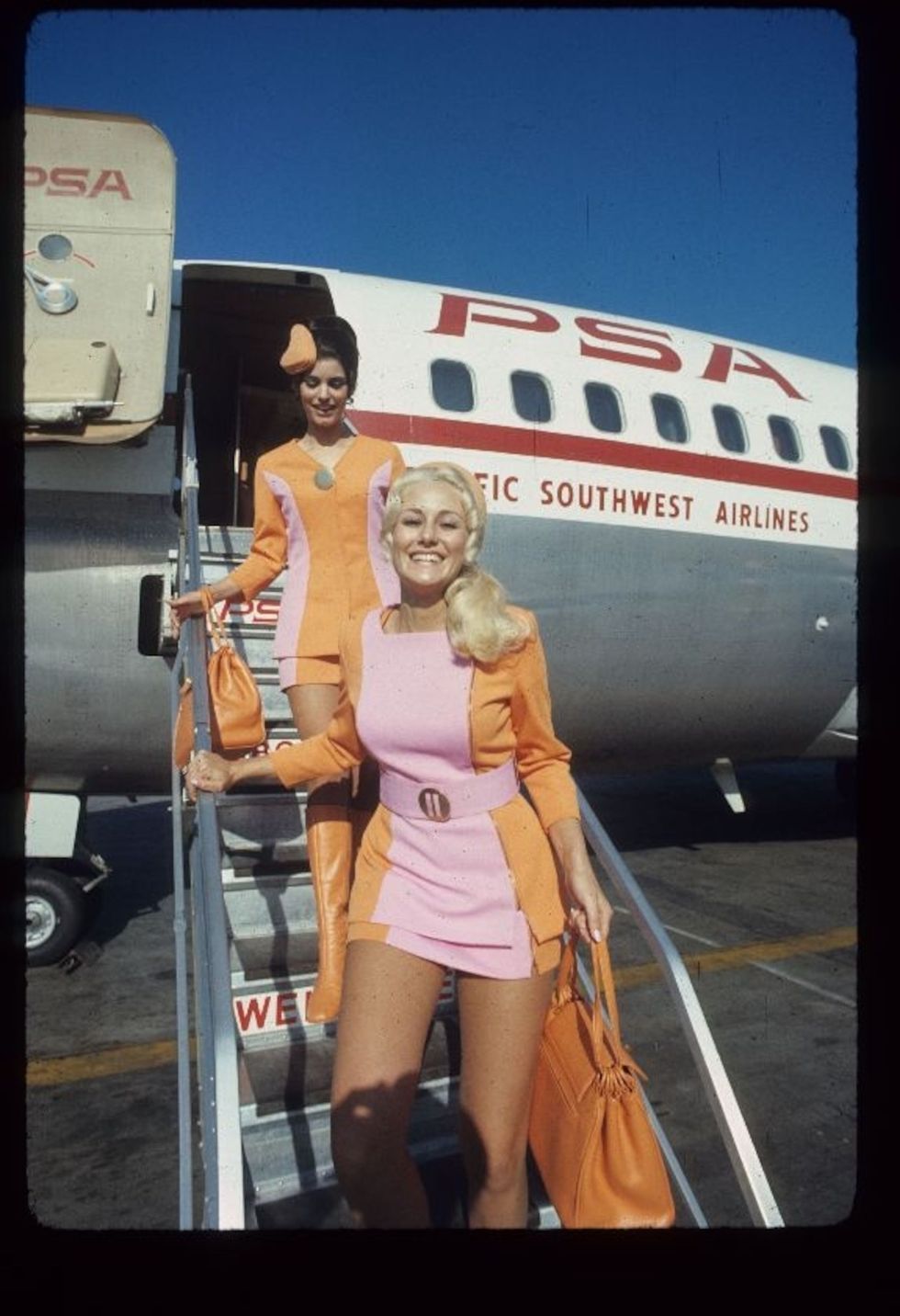 In de jaren zeventig droegen stewardessen van Pacific Southwest Airlines pastelkleurige uniformen en hoge laarsjes