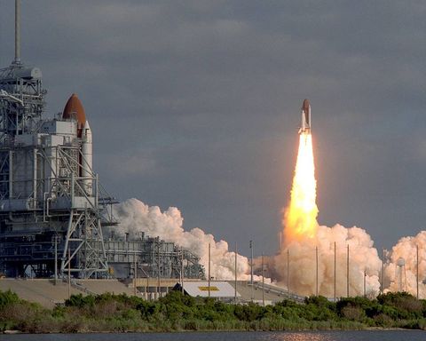 space shuttle discovery launches in 1990