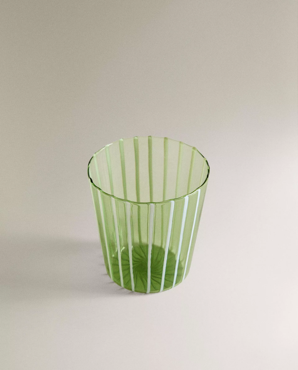 vaso de color verde con rayas blancas