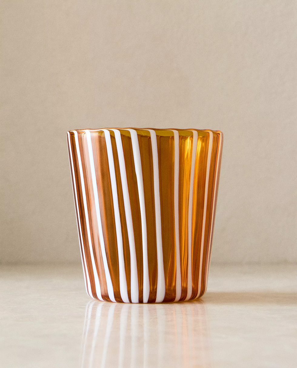 vaso de color naranja retro