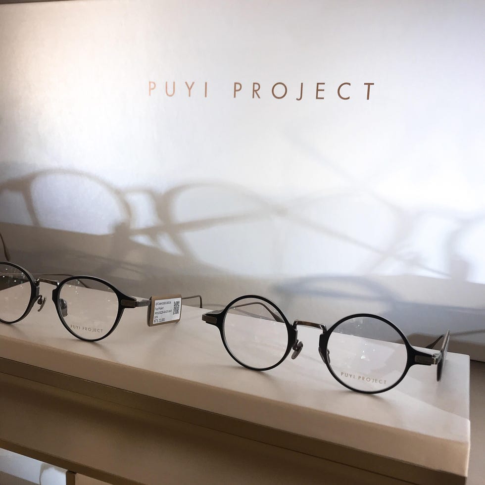 Glasses, Eyewear, Text, Transparent material, Optometry, Design, Vision care, Font, Room, Glass, 