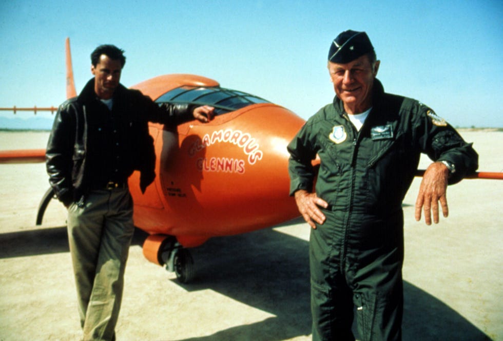 Chuck Yeager rechts en acteur Sam Shepard poseren naast een replica van de Bell X1 die werd gebruikt voor de bewerking van Philip Kauffman van het boekThe Right Stuff1983 Shepard speelt Yeager in de serie Yeager zelf was technisch adviseur