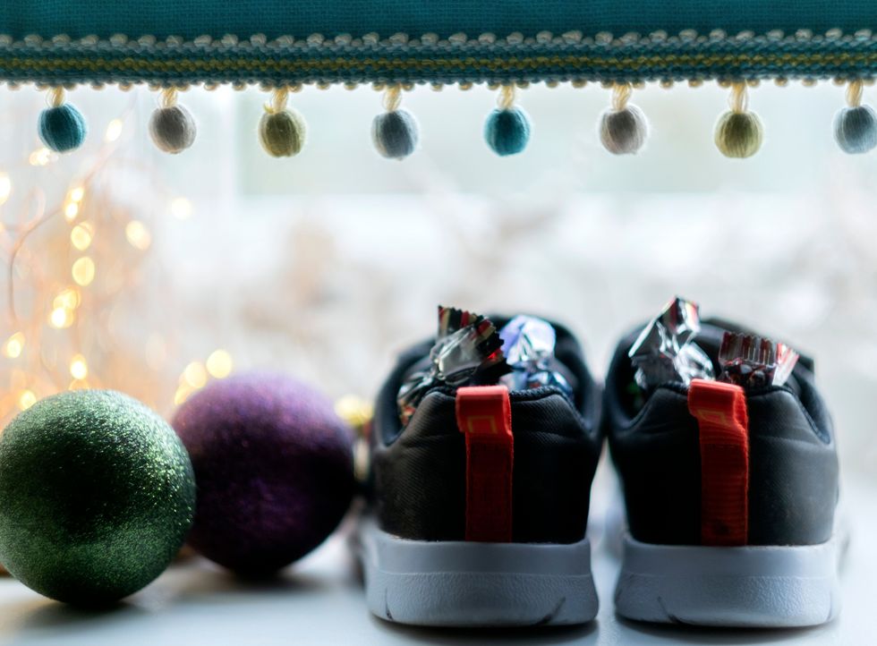 De traditie om op de dertien avonden voorafgaand aan Kerst schoenen in de vensterbank te zetten stamt van de IJslandse legende over de Jlasveinar de Joeljongens Kinderen die zich goed hebben gedragen krijgen lekkers maar wie stout was krijgt een aardappel