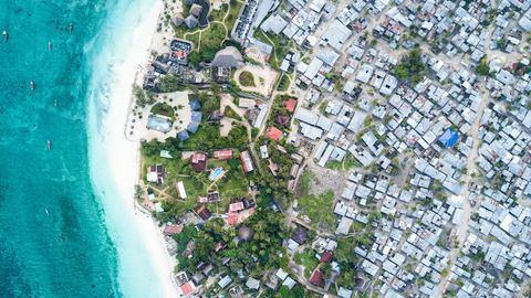 Aan de noordkust van Zanzibar verbruiken luxehotels naar verhouding veel van de natuurlijke hulpbronnen van het eiland