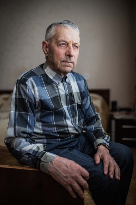 Reinhard Bundt vluchtte vanuit OostPruisen naar Litouwen toen zijn huis werd gebombardeerd Als een van de wolfskinderen die Kreibig tijdens zijn bezoek aan Litouwen ontmoette sprak alleen Reinhard nog genoeg Duits om er zijn verhaal in te doen Ik ben Litouwer maar in mijn hart ben ik Duits zegt hij Op de foto is hij te zien in zijn slaapkamer in zijn huis in Vilnius