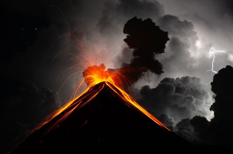 Nummer 3 in de categorie landschapVulkaanuitbarsting met donderslag Jury commentaarHet is knap dat je bliksem en de uitbarsting tegelijk kan fotograferen Het beeld is een bijzondere dramatische compositie