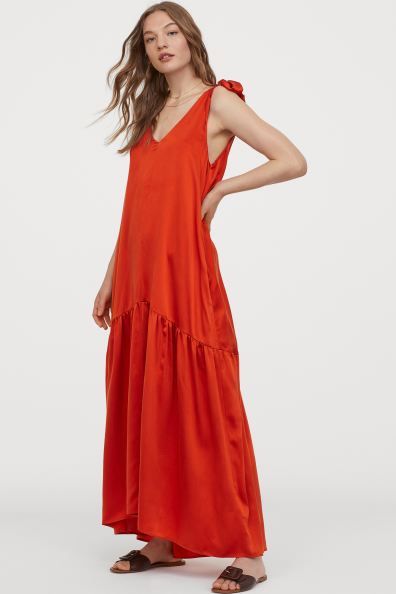 No acabamos de creer sea este impresionante largo rojo con lazos de H&M