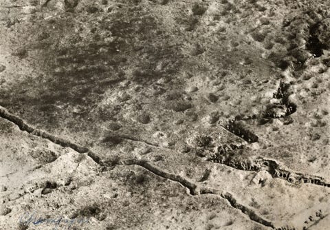 In de Franse streek Champagne doorklieven loopgraven  met daarin soldaten  terrein dat is bezaaid met bomkraters