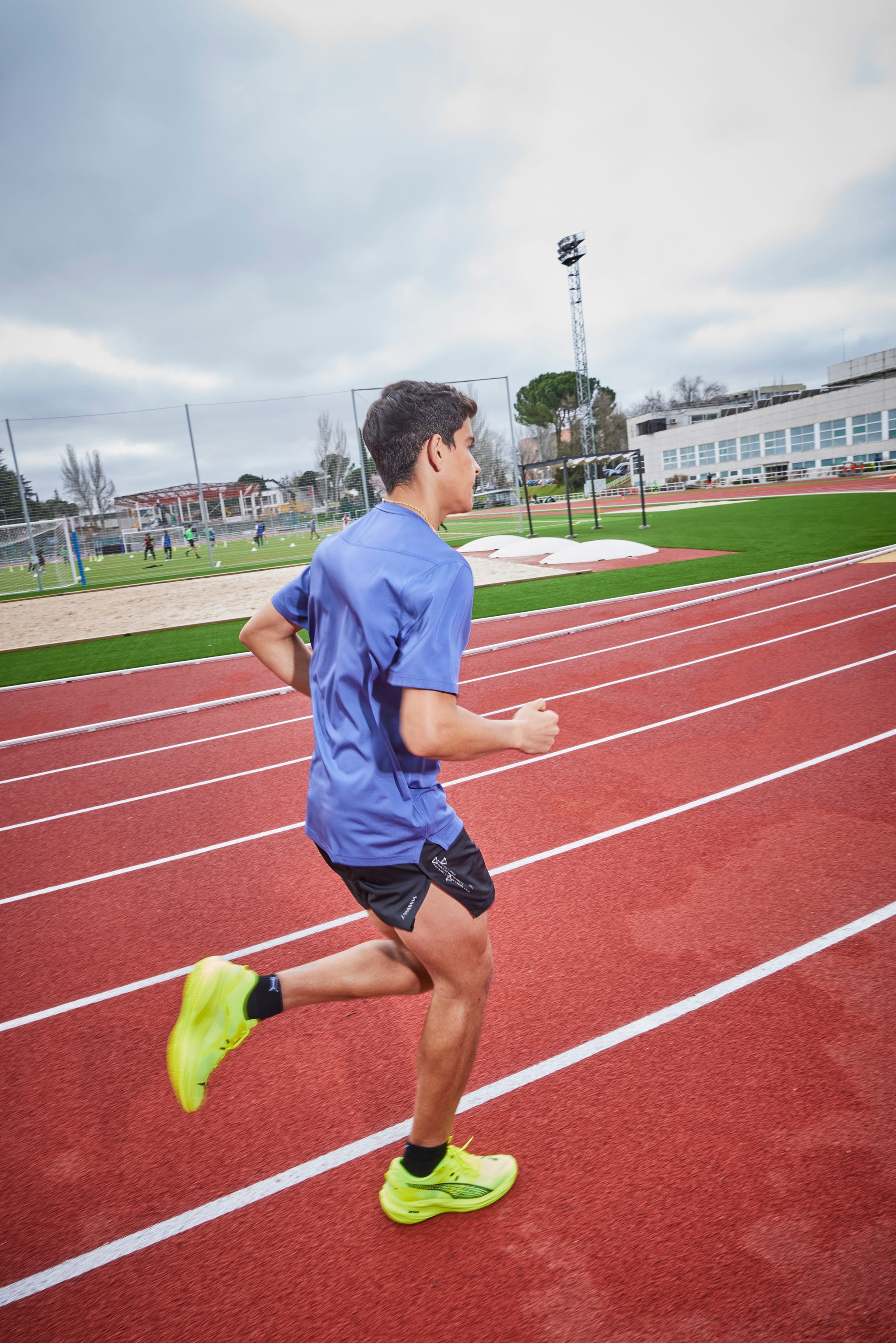 ismanon en una sesión para runner's world con puma
