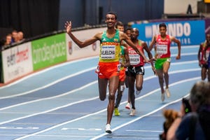 Yomif Kejelcha celebra el Mundial de 3.000m conseguido en Birmingham el pasado año