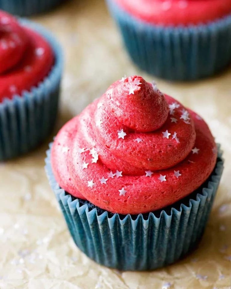 patriotic cupcakes with red frosting and white stars