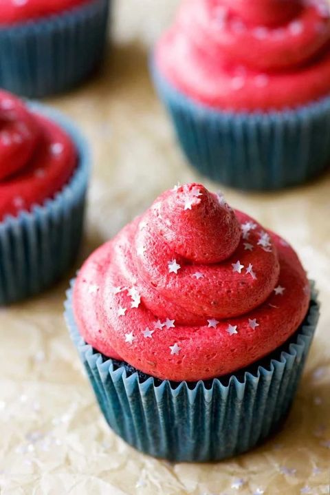 patriotic cupcakes with red frosting and white stars