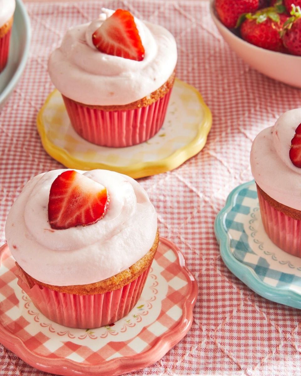https://hips.hearstapps.com/hmg-prod/images/4th-of-july-cupcakes-strawberry-cupcakes-645e9e5bb9a25.jpeg?crop=0.8xw:1xh;center,top&resize=980:*