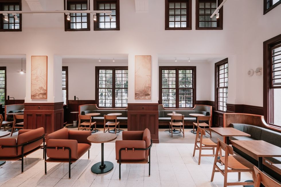 星巴克首間「古蹟圖書館」門市開幕！日治時期百年「新竹州圖書館」化身復古老宅咖啡廳