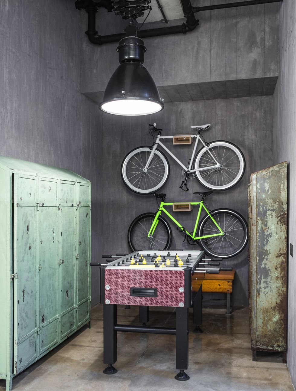Room, Bicycle wheel, Wall, Bicycle, Furniture, Table, Interior design, House, Vehicle, Light fixture, 