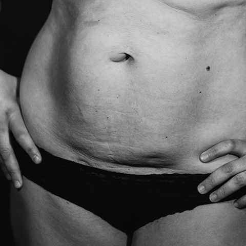 Abdomen, Stomach, Navel, Skin, Waist, Trunk, Organ, Monochrome photography, Muscle, Black-and-white, 