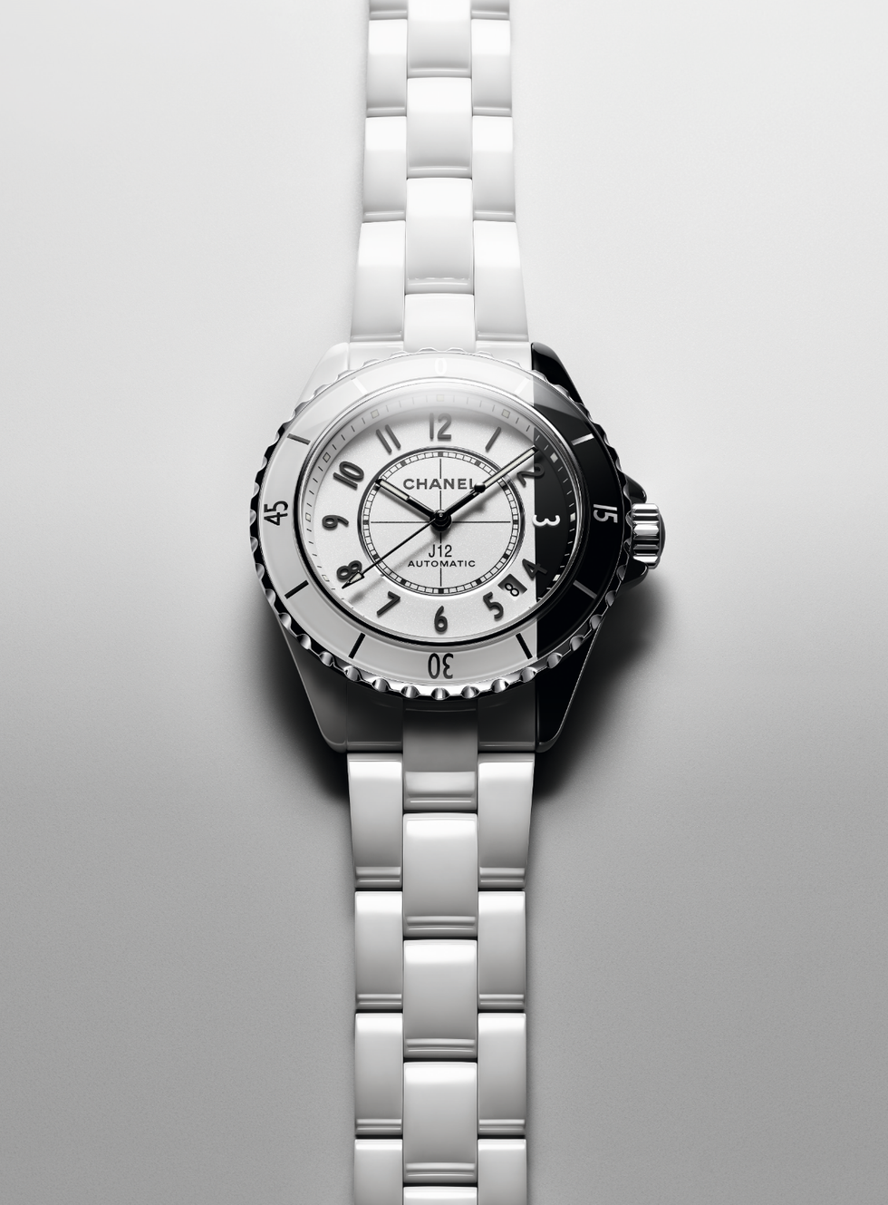 chanel j12 paradoxe腕錶／38mm／黑、白雙色抗磨精密陶瓷、精鋼錶殼，及藍寶石水晶底蓋／黑、白雙色漆面錶盤／caliber 121自動上鍊機械機芯／約70小時動力儲存