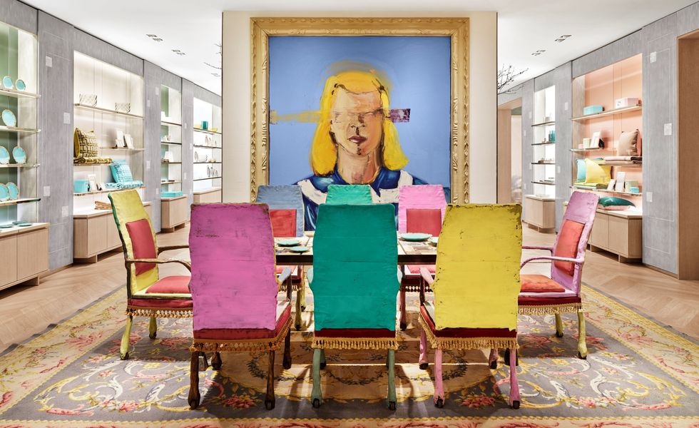 the landmark旗艦店3樓，藝術家朱利安許納貝 julian schnabel藝術作品與彩色桌椅輝映。