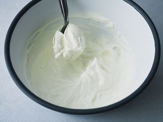 生クリームにマスカルポーネを加えると、ふわっとした口溶けのいいクリームになる。混ぜすぎると分離するので手早く全体を混ぜて仕上げよう。