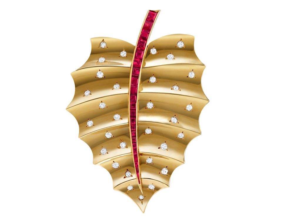 創作於1946年的heritage典藏系列leaf胸針，以黃k金鑲綴紅寶石與鑽石。