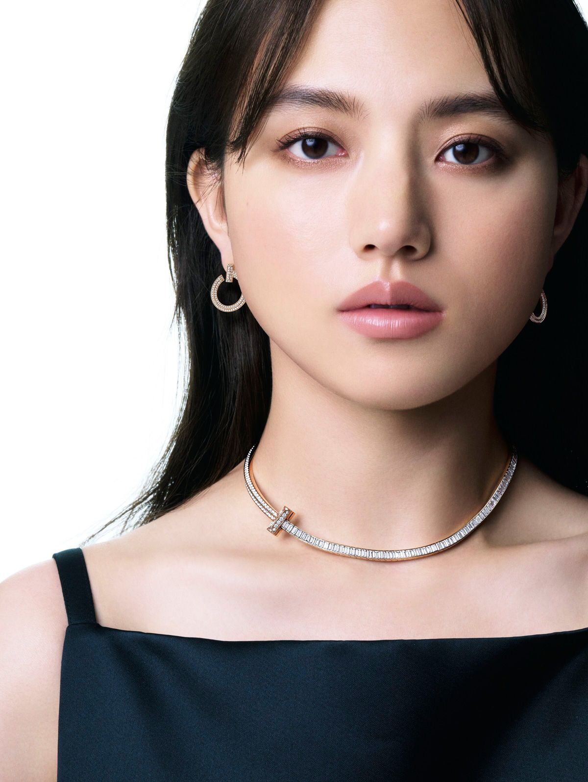 清原果耶さんがまとうティファニーのアイコンジュエリー