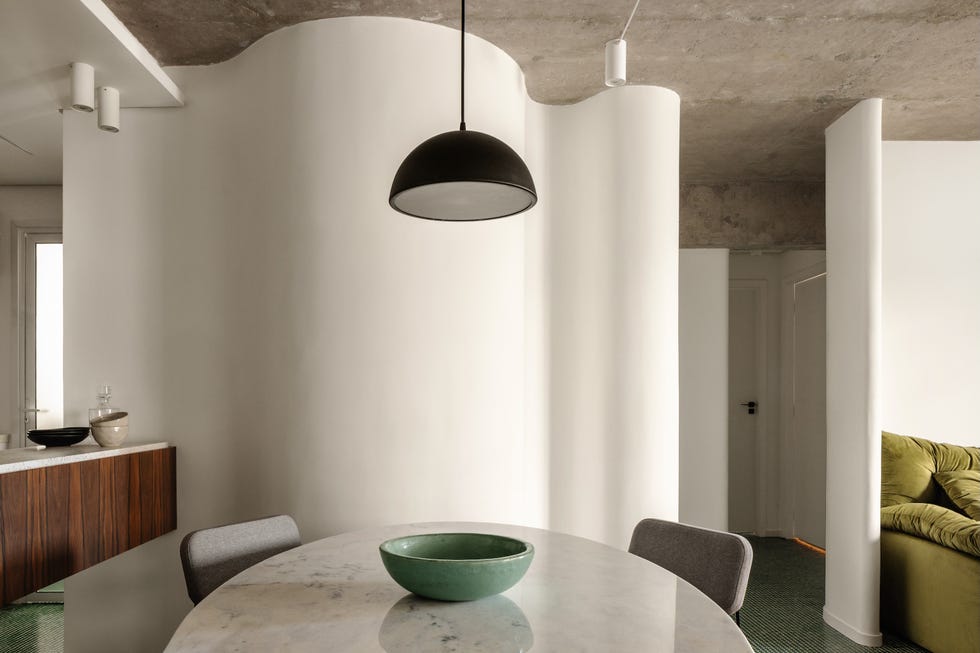 apartamento de 92 metros convertido en un hogar funcional con curvas, ceramica y una cocina suspendida