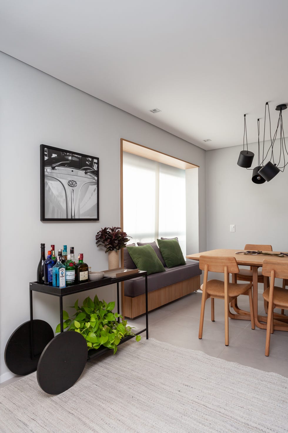 despues de unos anos, esta familia reformo su casa de 100 metros abriendo la cocina e incorporando el balcon al salon